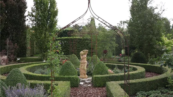 Gartengestaltung - Romantischer Garten image