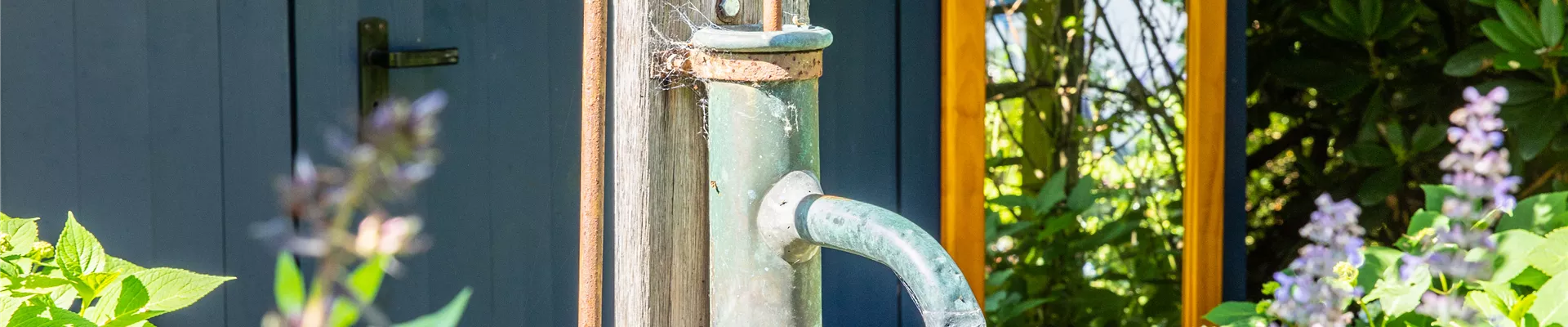 Brunnenpumpe im Garten Brunnenpumpe im Garten