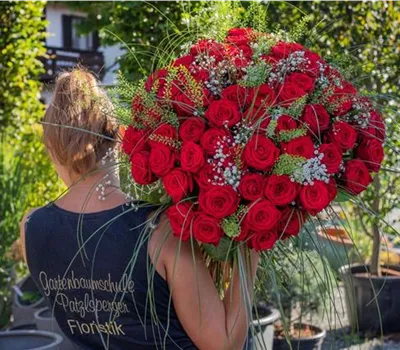 Strauß mit roten Rosen 